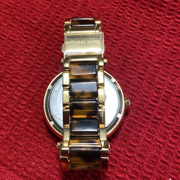 ❤️MICHAEL KORS GOLD TONED ❤️WITH TORTOISE SHELL BAND AND RHINESTONES❤️ - Picture 2 of 4